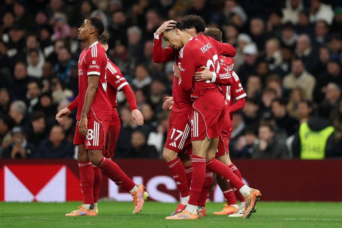 奇异果体育-曼联遭维拉反击逆转,欧冠资格陷入危机(曼联遭维拉反击逆转,欧冠资格陷入危机了吗)